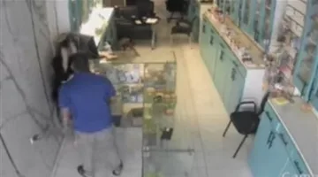 فتاة تقدم بلاغاً ضد والدها إثر تعديه عليها داخل صيدلية في الإسماعيلية.