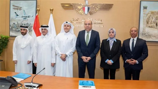 وزير الطيران المدني يستقبل وفدًا قطريًا رفيعًا ويعلن عن تعاون مشترك لتطوير خطوط الطيران.