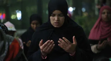 متى تتوقف النساء عن أداء الصلاة خلال فترة الحيض؟ اكتشف الرأي الشرعي في ذلك.