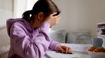 تحكم في قلقك قبل النتيجة: 7 استراتيجيات لتهدئة نفسك