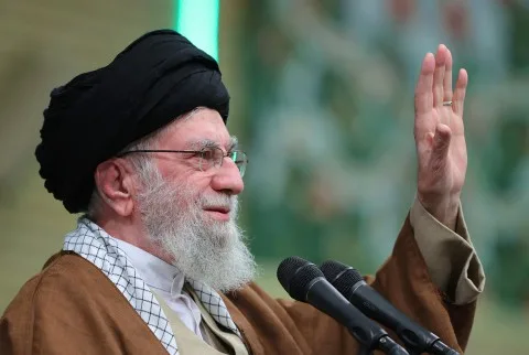 خامنئي: تجاهل الوضع في غزة غير مقبول والحكومات الإسلامية تتحمل المسؤولية، ودعم الكيان الصهيوني ومنع الدعم لفلسطين يُعتبر “عاراً أبدياً”. خامنئي: تجاهل الوضع في غزة غير مقبول والحكومات الإسلامية تتحمل المسؤولية، ودعم الكيان الصهيوني ومنع الدعم لفلسطين يُعتبر “عاراً أبدياً”.
