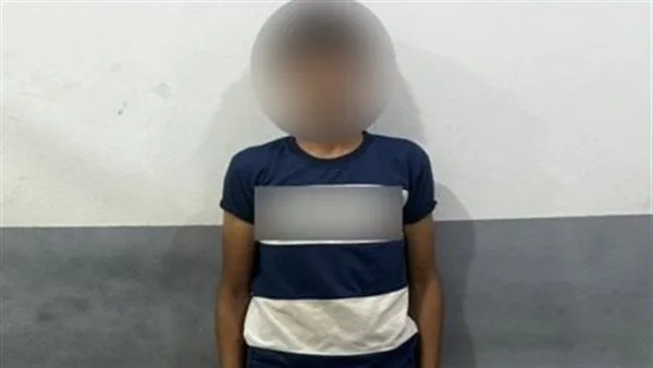 مقطع فيديو متداول يظهر القبض على شخص اعتدى على آخر مستخدماً سلاحاً أبيض في المنوفية مقطع فيديو متداول يظهر القبض على شخص اعتدى على آخر مستخدماً سلاحاً أبيض في المنوفية