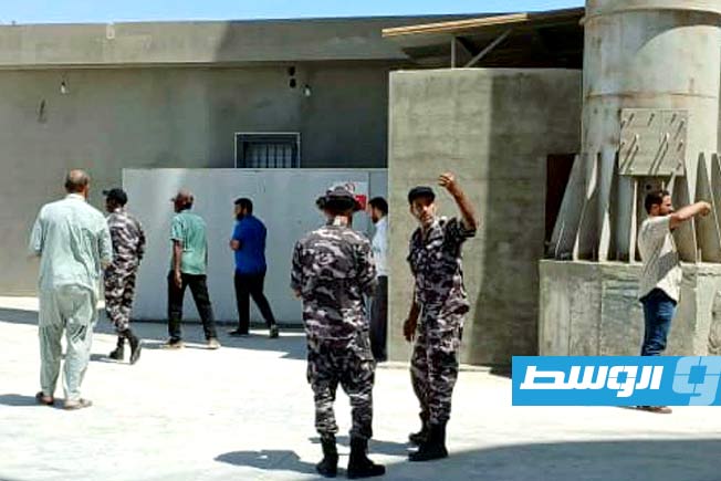 عناصر إدارة إنفاذ القانون خلال عملية تسليم مصنع «الخليج للأسمنت» بزليتن، الإثنين 21 يوليو 2025 (وزارة الداخلية)