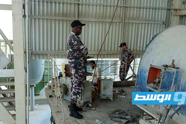 عناصر إدارة إنفاذ القانون خلال عملية تسليم مصنع «الخليج للأسمنت» بزليتن، الإثنين 21 يوليو 2025 (وزارة الداخلية)
