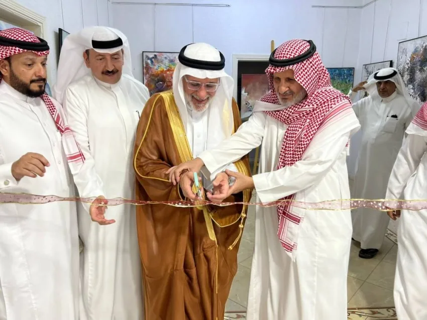 رئيس جامعة الطائف ي inaugurates أول معرض فني للزهراني