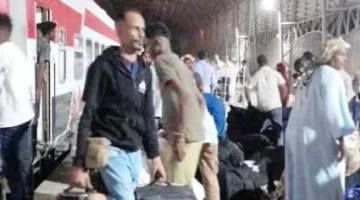 شاهد .. لحظة وصول قطار السودانيين إلى محطة السد العالي شرق في أسوان