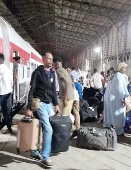 شاهد .. لحظة وصول قطار السودانيين إلى محطة السد العالي شرق في أسوان شاهد .. لحظة وصول قطار السودانيين إلى محطة السد العالي شرق في أسوان