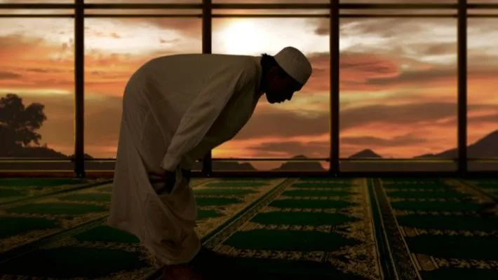 إجابة دار الإفتاء: هل تُعتبر الركعة لمن ركع خارج الصف ثم عاد إلى وضعه السليم؟ إجابة دار الإفتاء: هل تُعتبر الركعة لمن ركع خارج الصف ثم عاد إلى وضعه السليم؟