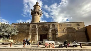 ما رأي الشريعة في نشر إعلان ترويجي على جدران المسجد؟.. الفتوى توضح