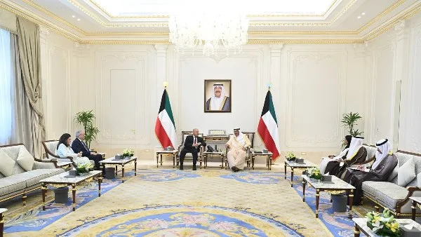 تحويل الوديعة إلى استثمارات.. الوزير يناقش مع رئيس الوزراء الكويتي تعزيز التعاون المشترك في جميع المجالات. تحويل الوديعة إلى استثمارات.. الوزير يناقش مع رئيس الوزراء الكويتي تعزيز التعاون المشترك في جميع المجالات.