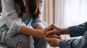 ابنك حصل على نتيجة ضعيفة… كيف يمكنك دعمه نفسياً دون إزعاجه؟