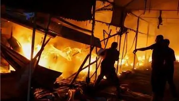 إعلام فلسطيني: القوات الإسرائيلية تستخدم المدفعية والطائرات للقصف المكثف في جنوب دير البلح إعلام فلسطيني: القوات الإسرائيلية تستخدم المدفعية والطائرات للقصف المكثف في جنوب دير البلح