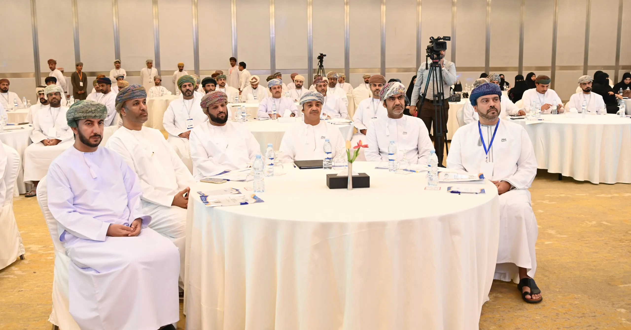 مؤتمر التصميم الإبداعي في صلالة يناقش كيفية استخدام الذكاء الاصطناعي في تطوير الحلول المبتكرة. مؤتمر التصميم الإبداعي في صلالة يناقش كيفية استخدام الذكاء الاصطناعي في تطوير الحلول المبتكرة.