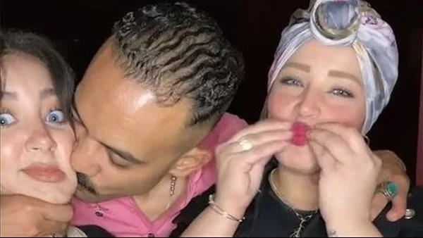 والدها وزوج والدتها يرقصان معًا.. لحظة غريبة خلال خطوبة البلوجر نانسي ياسر (فيديو) والدها وزوج والدتها يرقصان معًا.. لحظة غريبة خلال خطوبة البلوجر نانسي ياسر (فيديو)