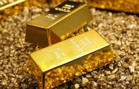 الذهب يصل إلى ذروته خلال أكثر من شهر مع انخفاض الدولار وترقب المستجدات التجارية