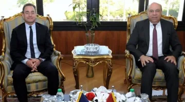 السفير الفرنسي يثني على تقدم صناعة الطيران في مصر ويعبر عن تأييده للتعاون الاستراتيجي.