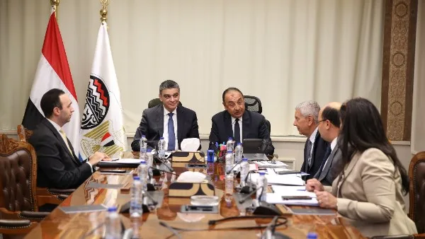 وزير قطاع الأعمال يناقش مع هيئة الشراء الموحد تعزيز الأمن الدوائي ودعم الإنتاج المحلي