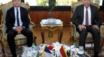 وزير الطيران المدني يلتقي السفير الفرنسي ويثني على تنظيم معرض باريس للطيران الدولي