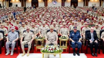 الفريق أول عبدالمجيد صقر، قائد القوات المسلحة ووزير الدفاع والإنتاج الحربي، يجتمع بعدد من قادة وضباط القوات المسلحة.