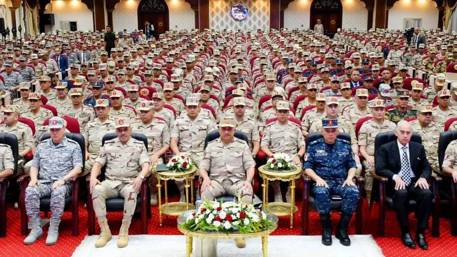 الفريق أول عبدالمجيد صقر، قائد القوات المسلحة ووزير الدفاع والإنتاج الحربي، يجتمع بعدد من قادة وضباط القوات المسلحة.