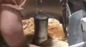 فيديو يثير النقاش: إعادة تشكيل الخبز المخبوز في أحد الأفران