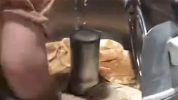فيديو يثير النقاش: إعادة تشكيل الخبز المخبوز في أحد الأفران فيديو يثير النقاش: إعادة تشكيل الخبز المخبوز في أحد الأفران