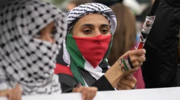 مظاهرات مؤيدة لغزة تعيق الإسرائيليين عن الوصول إلى جزيرة يونانية