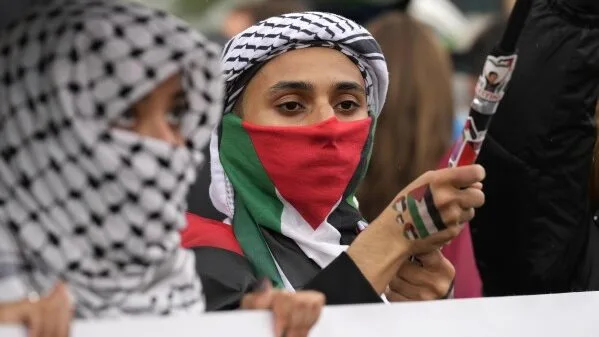 مظاهرات مؤيدة لغزة تعيق الإسرائيليين عن الوصول إلى جزيرة يونانية مظاهرات مؤيدة لغزة تعيق الإسرائيليين عن الوصول إلى جزيرة يونانية