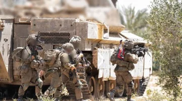 الجيش الإسرائيلي يعلن عن تنفيذ عملية اعتقال في جنوب سوريا ويزعم القبض على “تجار أسلحة” بعد تلقي معلومات استخبارية حول نقلهم لأسلحة متنوعة.