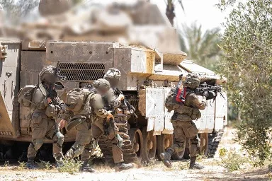 الجيش الإسرائيلي يعلن عن تنفيذ عملية اعتقال في جنوب سوريا ويزعم القبض على “تجار أسلحة” بعد تلقي معلومات استخبارية حول نقلهم لأسلحة متنوعة.