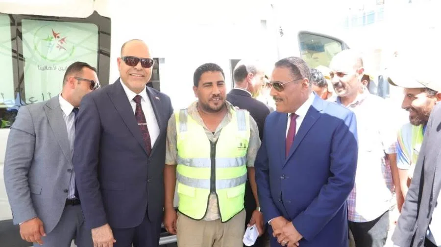 وزير العمل ومحافظ مطروح يزوران القوافل الطبية التي توفر خدمات صحية للعمالة غير المنظمة في العلمين