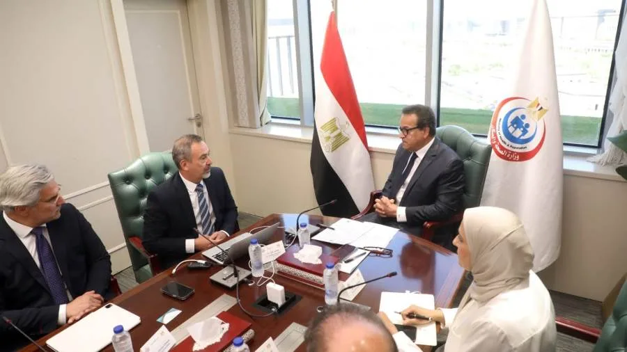 وزير الصحة يعقد اجتماعات مع شركتين من سويسرا وفرنسا لتطوير تركيبات غذائية علاجية في مصر وزير الصحة يعقد اجتماعات مع شركتين من سويسرا وفرنسا لتطوير تركيبات غذائية علاجية في مصر
