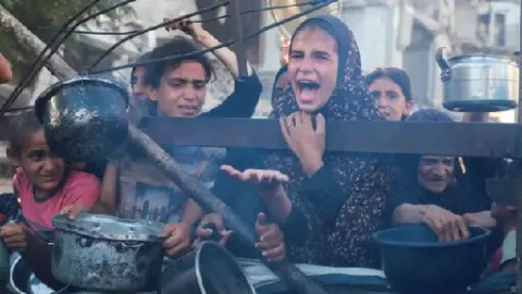 حماس تدعو العرب والمسلمين إلى اتخاذ “قرار تاريخي” لإنهاء مجاعة غزة وتنتقد عدم تنفيذ قرارات قمة الرياض في أواخر 2023، معتبرةً أن المواقف الحالية “لا تتناسب مع حجم الكارثة” في القطاع.