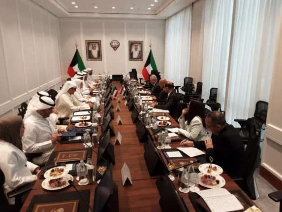 وزير النقل يلتقي بمجموعة من المسؤولين في الكويت “صور”