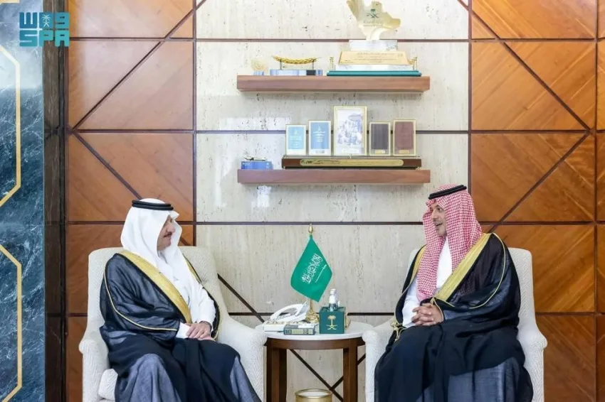أمير المنطقة الشرقية يلتقي مدير عام الفروع في الهيئة العامة للنقل ويستعرض مشاريع الهيئة في المنطقة.