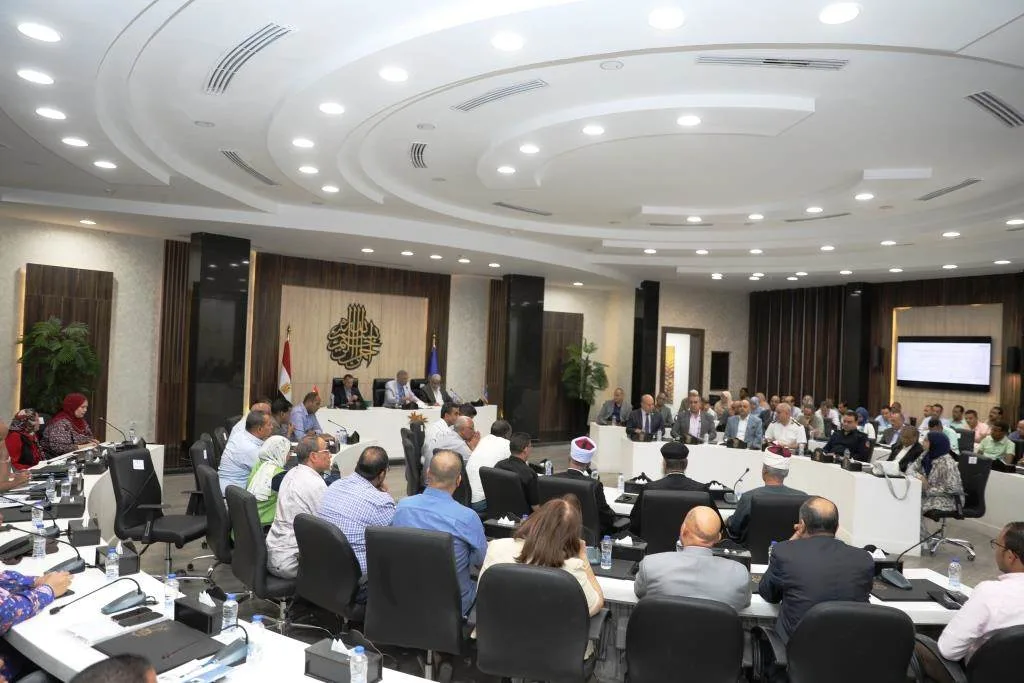 محافظ أسوان يؤكد على مسؤولي المحليات والأجهزة التنفيذية بعدم التدخل في الانتخابات المقبلة محافظ أسوان يؤكد على مسؤولي المحليات والأجهزة التنفيذية بعدم التدخل في الانتخابات المقبلة