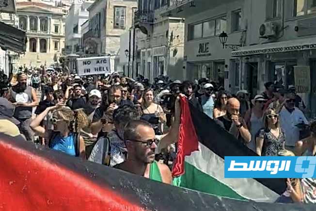 متظاهرون يونانيون يرفضون نزول ركاب إسرائيليون من على متن سفينة رفضا للإبادة في غزة. (الإنترنت)