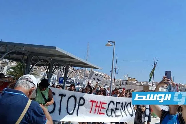 شاهد: محتجون في اليونان يعترضون سفينة إسرائيلية رفضًا لحرب الإبادة في غزة.