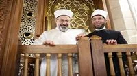 رئيس الشؤون الدينية التركية يؤذن في مسجد مصري بحضور وزير الأوقاف