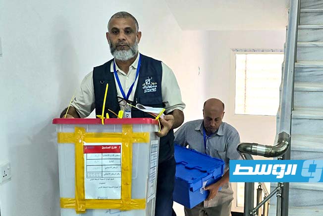 موظفو مراكز توزيع بطاقة ناخب يسلمون مواد التوزيع المتبقية بعد غلق مراكز التسليم، الثلاثاء 22 يوليو 2025 (صفحة المفوضية على فيسبوك)