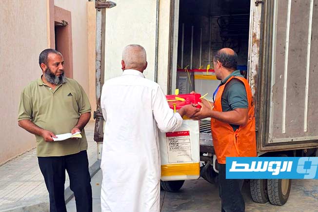 موظفو مراكز توزيع بطاقة ناخب يسلمون مواد التوزيع المتبقية بعد غلق مراكز التسليم، الثلاثاء 22 يوليو 2025 (صفحة المفوضية على فيسبوك)
