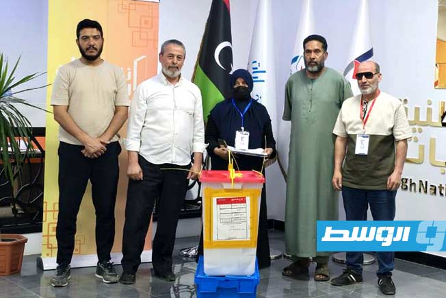 موظفو مراكز توزيع بطاقة ناخب يسلمون مواد التوزيع المتبقية بعد غلق مراكز التسليم، الثلاثاء 22 يوليو 2025 (صفحة المفوضية على فيسبوك)