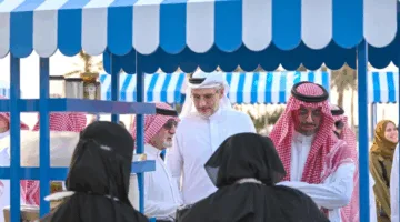 محافظ جدة يوزع مجموعة من العربات المتنقلة في إطار مبادرة أكشاك الأسر البائعة الموسمية