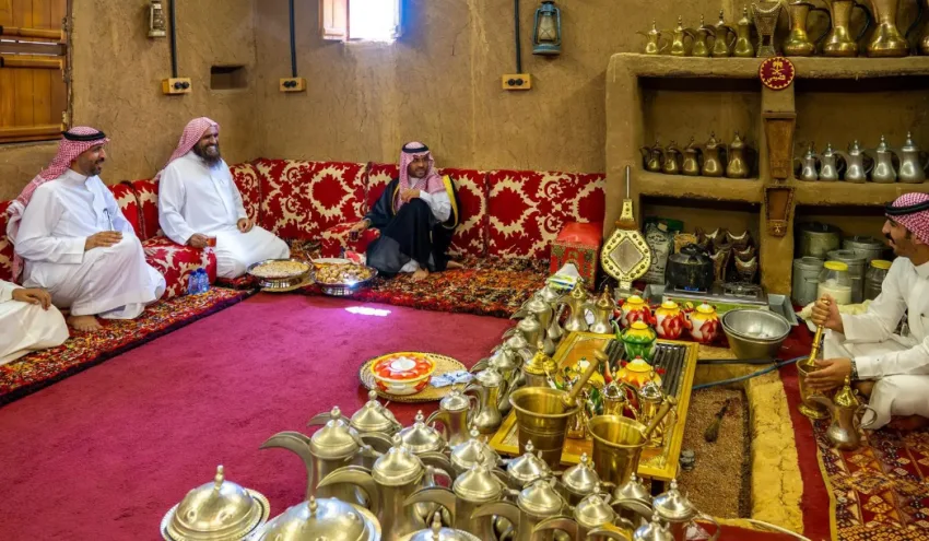 نائب أمير حائل يطلع على القهوة التقليدية في قصر العشروات