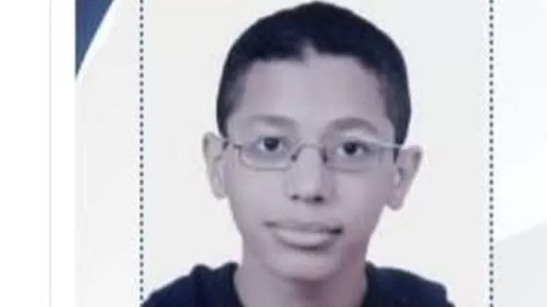 طالب الثانوية الحائز على المركز الثاني يهدي إنجازه لوالده المريض طالب الثانوية الحائز على المركز الثاني يهدي إنجازه لوالده المريض