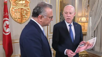 طفل يتناول الرمال.. الرئيس التونسي يشارك صور أطفال غزة مع مستشار ترامب | شاهد