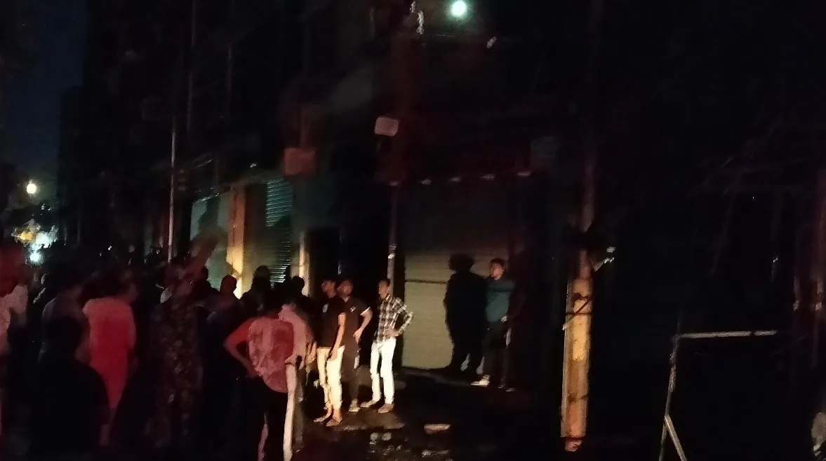 اندلاع حريق في متجر للأحذية ومستودع لمستحضرات التجميل بأسيوط اندلاع حريق في متجر للأحذية ومستودع لمستحضرات التجميل بأسيوط