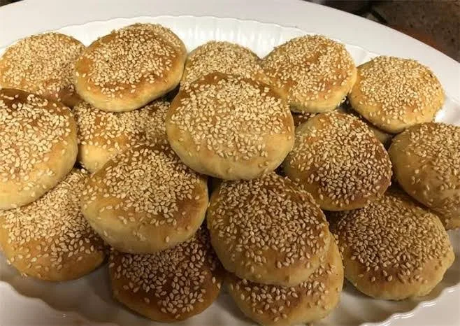 بمكوني السمسم والسكر: طريقة إعداد القرص الطرية على طريقة نجلاء الشرشابي بمكوني السمسم والسكر: طريقة إعداد القرص الطرية على طريقة نجلاء الشرشابي