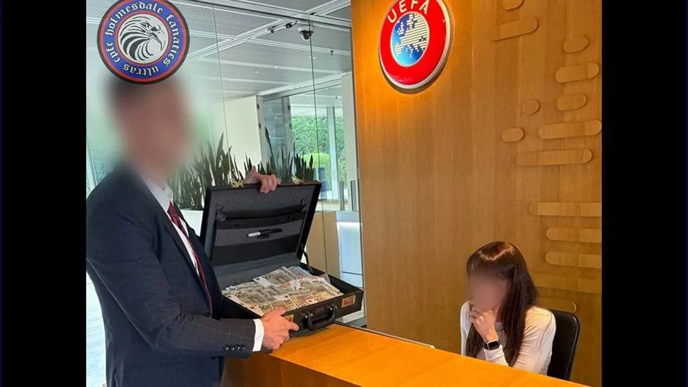 حقيبة النقود المزيفة تصل إلى مقر الاتحاد الأوروبي لكرة القدم حقيبة النقود المزيفة تصل إلى مقر الاتحاد الأوروبي لكرة القدم