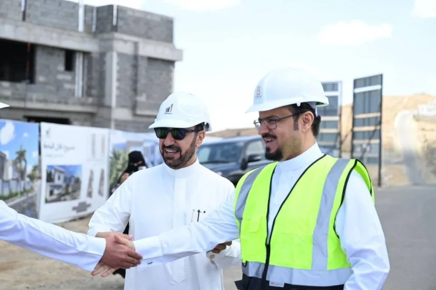 السواط يزور مشروع تلال الباحة ويحث على الإسراع في تطويره لخدمة المستفيدين من الإسكان. السواط يزور مشروع تلال الباحة ويحث على الإسراع في تطويره لخدمة المستفيدين من الإسكان.